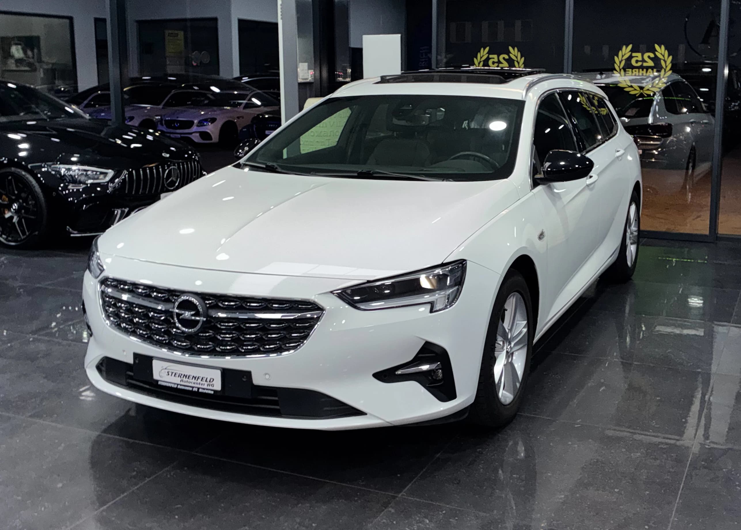 Opel Insignia 2.0 CDTI Sports Tourer 4WD Elegance Automatic — Occasion bei Sternenfeld Autocenter, Birsfelden